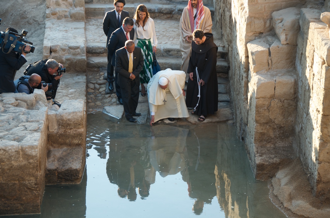 2014年天主教教宗方濟各訪問約旦河外伯大尼。（圖／baptismsite.com）